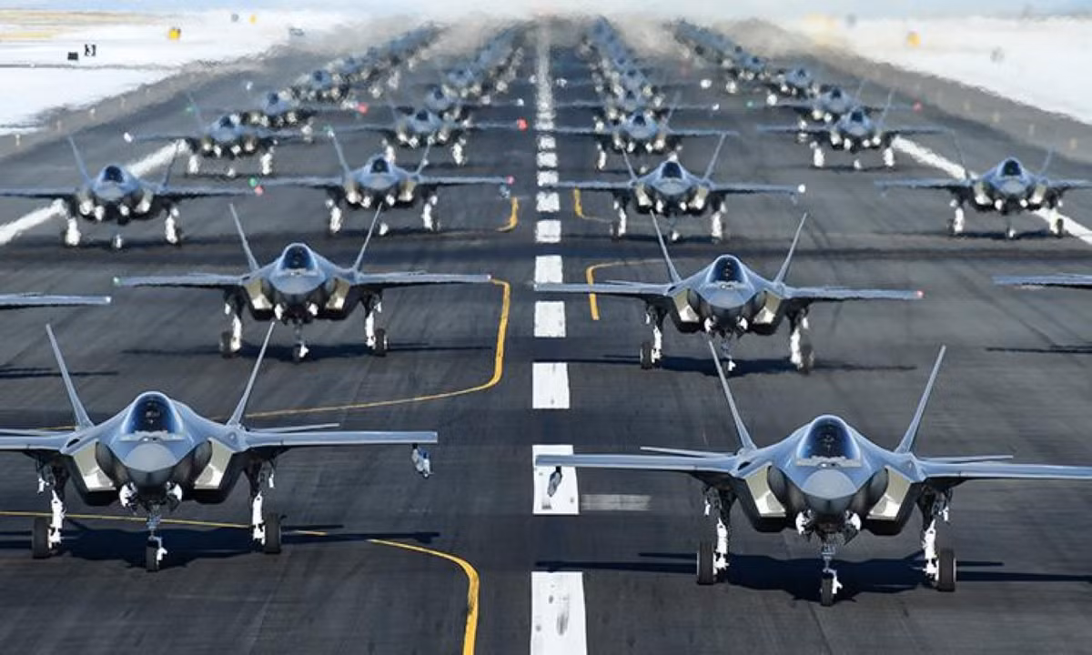 F-35 được thiết kế và xây dựng bởi một tổ hợp công nghiệp hàng không do Lockheed Martin dẫn đầu và các thành viên khác là BAE Systems và Northrop Grumman.