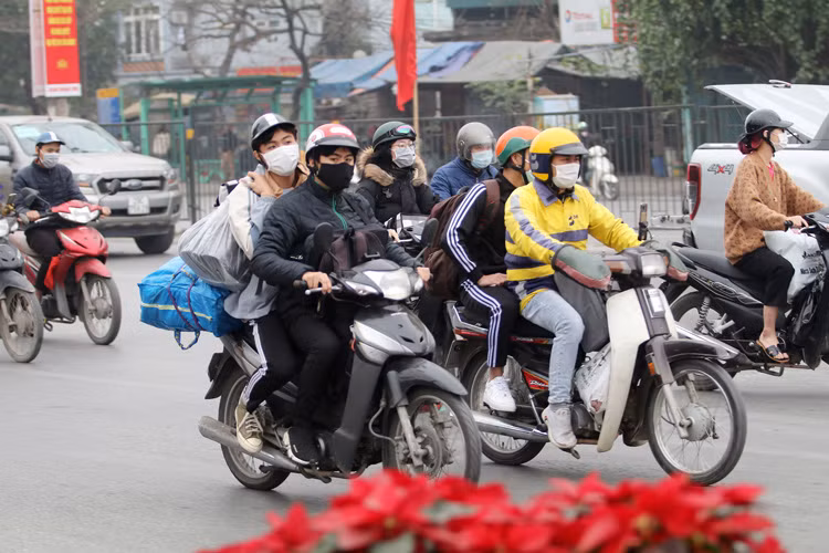 Do thời tiết không mưa, thời gian nghỉ dài, nhiều người đi xe máy về quê để có xe đi trong dịp Tết.
