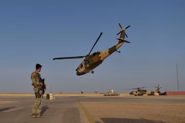 Quân đội Afghanistan nhận được sự đầu tư lên tới hơn 800 tỷ USD, với nhiều trang bị vũ khí rất nhiện đại, trong đó nổi bật nhất là dàn trực thăng đa dụng S-70.