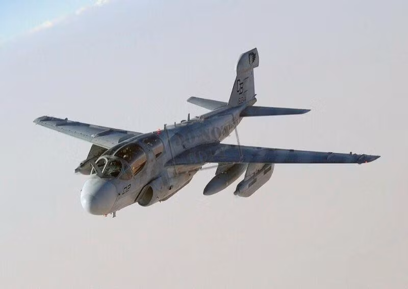 Tổ bay KC-135 sau đó phát hiện một chiếc F-117A tiến lại gần trong bóng đêm mà không có đèn nhận diện. "Nó trong tình trạng khá tệ", ông nói.