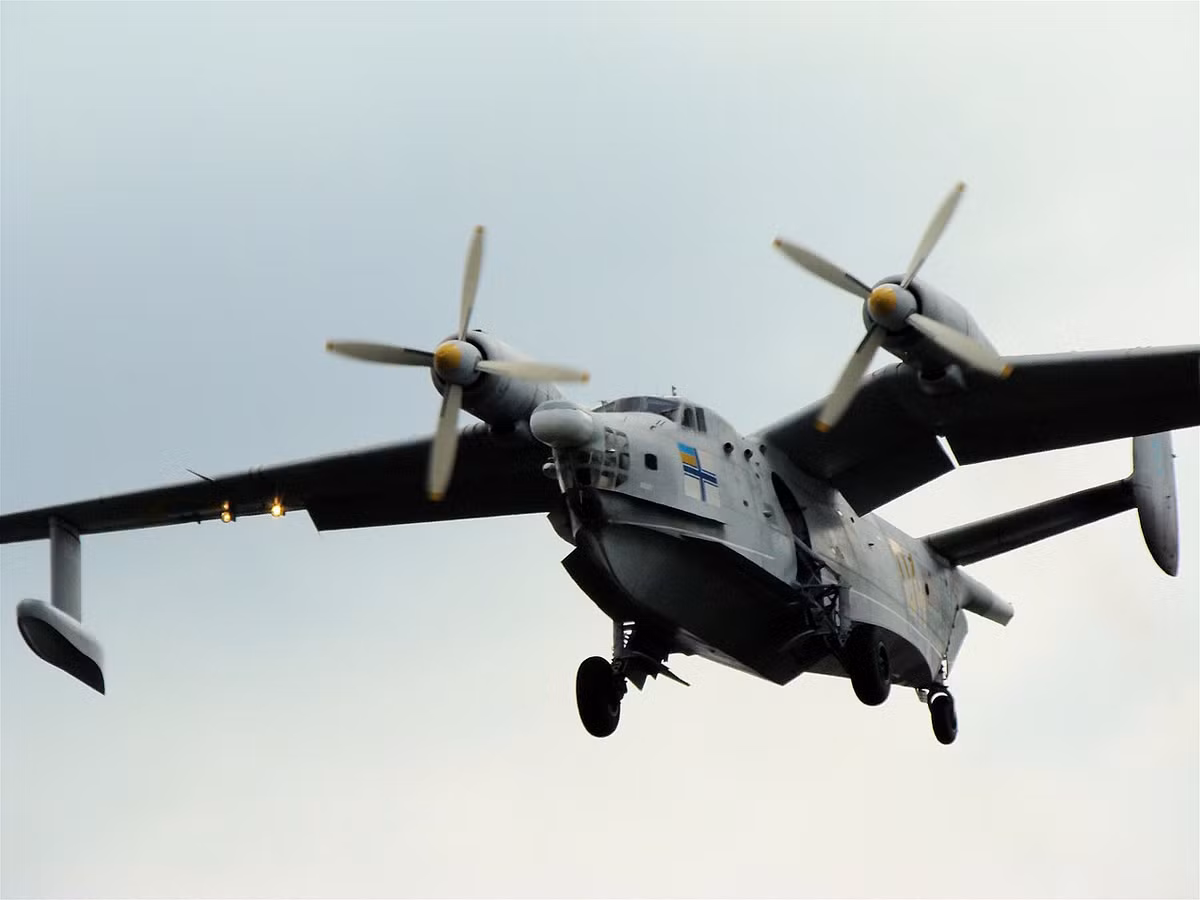 Để tối ưu hóa khả năng bay biển, thiết kế của Beriev Be-12 có phần khá kỳ dị với phần cánh được làm theo hình mũ. Nhìn từ xa, có thể thấy Be-12 có nét tương tự như một chú chim hải âu.