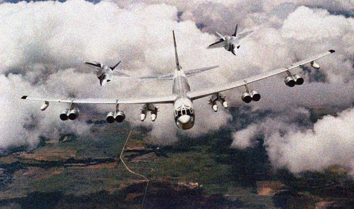 Ngoài ra các loại máy bay bảo vệ B-52 cũng chưa thực sự xuất sắc khi để đối phương len lỏi được vào đội hình, tiến đến gần B-52 để bắn phá.