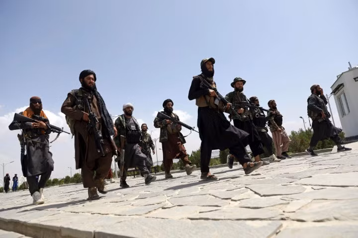 Tuy nhiên tình hình có vẻ không mấy khả quan, khi người dân Afghanistan vẫn đổ xô đi di tản hoặc chạy về những vùng do quân chính phủ nước này kiểm soát. Nhiều thông tin còn cho rằng, Taliban đã nổ súng vào người biểu tình ở Kabul, khiến nhiều người thiệt mạng.