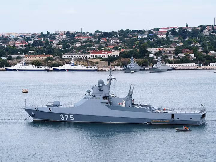Hạm đội Biển Đen của Nga cũng xác nhận tàu tuần tra Dmitry Rogachev đã đi qua eo biển Bosporus và Dardanelles để đi vào biển Địa Trung Hải.
