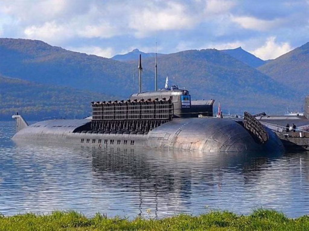 Năm 2012 tàu ngầm K-414 Daniil Moskovsky lớp Victor III cũng đã cứu hộ một tàu cá ít phút trước khi nó bị sóng biển nhấn chìm. Nguồn ảnh: RT.