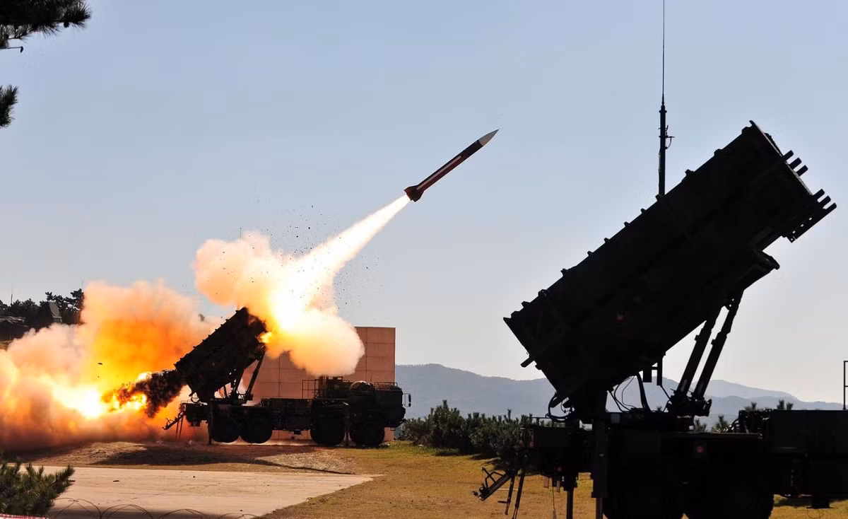 Ngay cả khi các tổ hợp phòng không tầm xa như THAAD không phát huy hiệu quả. Mỹ và Saudi Arabia vẫn còn sở hữu tổ hợp phòng không tầm trung, đó là tên lửa phòng thủ Patriot.