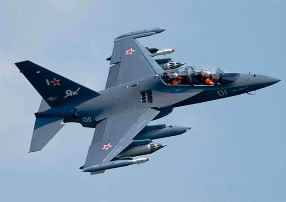Máy bay Yak-130 có buồng lái kiểu bong bóng kính với hệ thống điều khiển fly-by-wire tiên tiến gồm 3 màn hình hiển thị đa chức năng. Phi công phía trước còn có thể sử dụng hệ thống hiển thị mục tiêu trên mũ bay để tăng khả năng phản ứng.