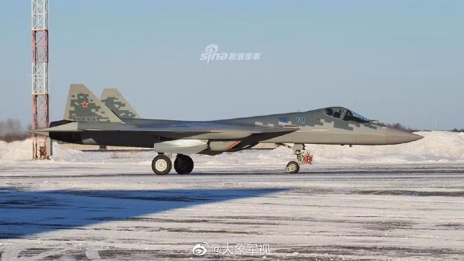 Nếu xét riêng khả năng cơ động, tiêm kích thế hệ năm Su-57 của Nga vượt trội hoàn toàn hơn các đối thủ khác, bỏ xa F-35 và đánh bại cả F-22 Raptor.