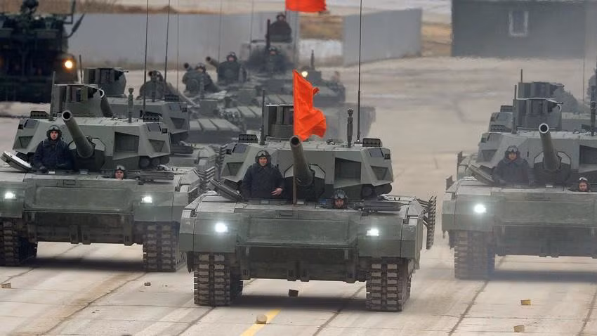 Ưu điểm của lớp giáp bảo vệ chính của siêu tăng Armata là có trọng lượng nhẹ, nhờ các kỹ sư người Nga đã phát triển một loại thép đặc biệt có độ bền hơn các loại thép được sử dụng trước đây.