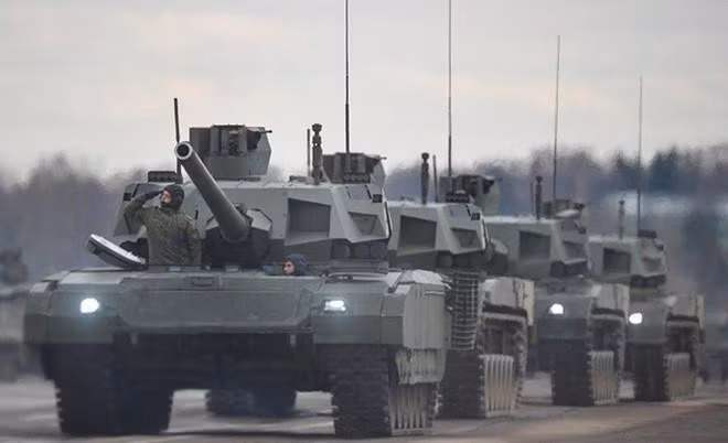 Không ít người cho rằng Nga phải bấm bụng sản xuất lô xe tăng T-14 Armata đầu tiên là để phô diễn và quảng bá cho sức mạnh quân đội cũng như xuất khẩu.