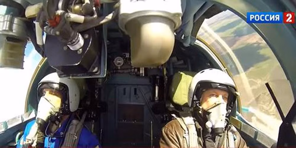 Su-34 có thể thực hiện nhiệm vụ liên tục đến 10 giờ cho phép thực hiện nhiều sứ mệnh trong một lần xuất kích.