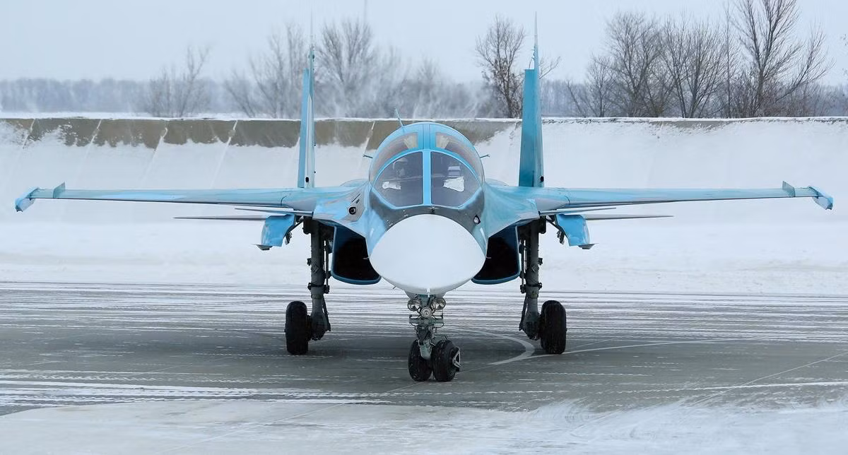 Su-34 có 12 điểm treo vũ khí dưới cánh có thể mang từ 8 đến 12 tấn bao gồm bom và tên lửa các loại.
