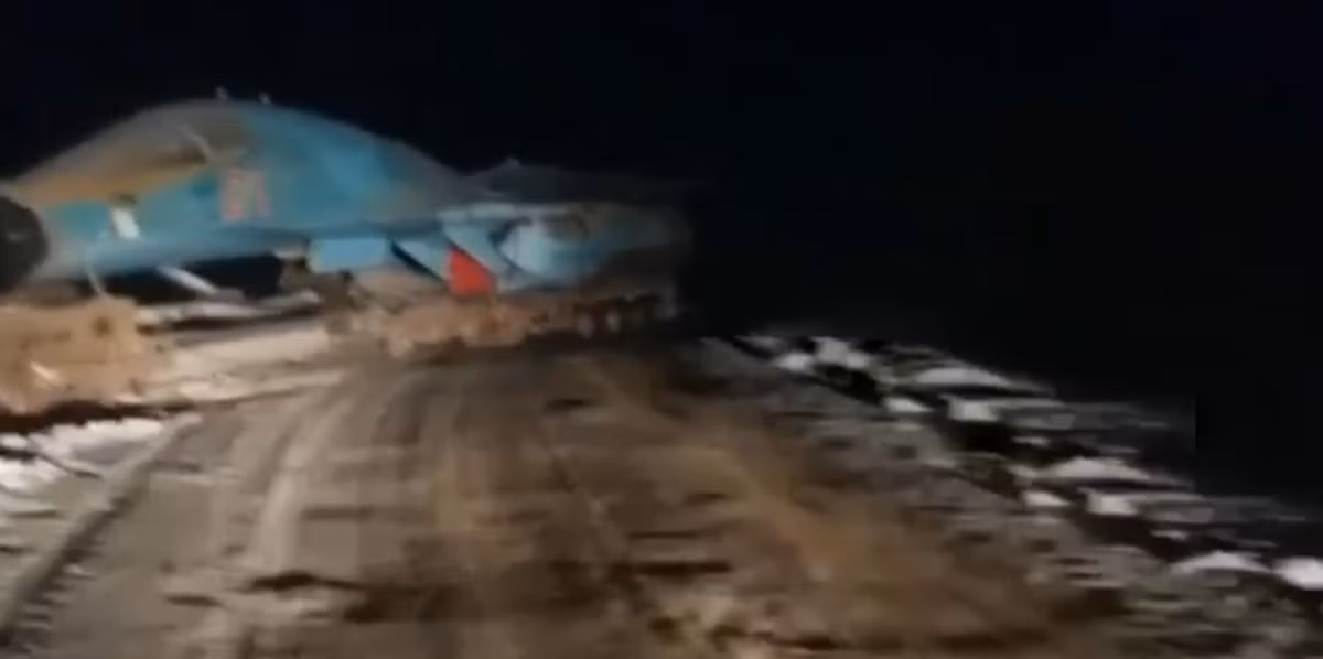 Chiếc xe tải chở chiến đấu cơ Su-34 đã xoay ngang và trượt khỏi đường tại khu vực Saratov. Quân đội Nga sau đó điều xe kéo chuyên dụng để xử lý sự cố.