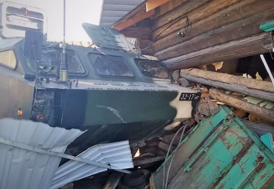 Vụ việc hy hữu xảy ra khi chiếc xe chở tên lửa Tochka-U của quân đội Belarus đã đâm thẳng vào một nhà dân, khiến căn nhà này bị hư hỏng nặng.