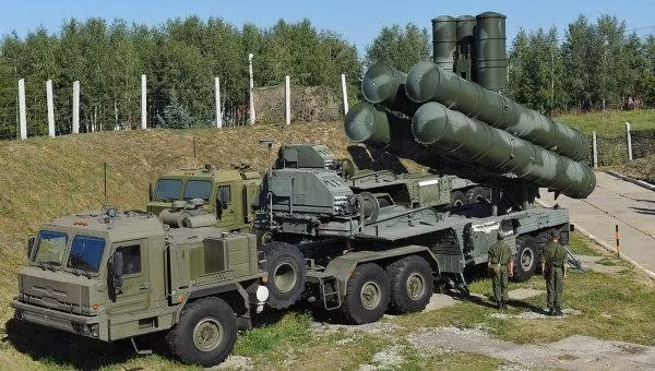 Cơ cấu chuẩn của một hệ thống S-400 gồm tổ hợp điều khiển 30K6E, trong đó có đài chỉ huy 55K6E với những thiết bị hiện đại như máy tính số, phương tiện truyền dữ liệu, hệ thống trắc địa…, 6 tiểu đoàn tên lửa phòng không và tổ hợp kỹ thuật 30S6E.