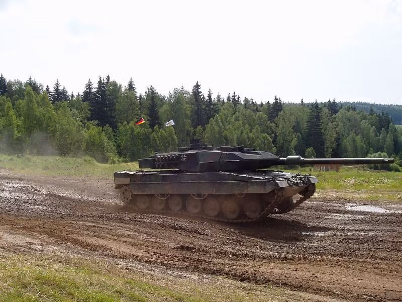 Chiếc MBT do Đức chế tạo này được đánh giá vượt trội khi đặt cạnh M1 Abarms (Mỹ), Challenger 2 (Anh) và Leclerc (Pháp) ở hệ thống bảo vệ, hỏa lực và tính cơ động, thậm chí các xe tăng tối tân nhất của Nga cũng không phải đối thủ của nó.