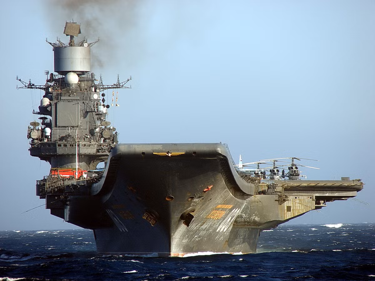 Đô đốc Kuznetsov là tàu sân bay/tuần dương hạm mang máy bay có độ giãn nước tối đa 52.000 tấn, được Liên Xô thiết kế và bắt đầu đóng mới từ năm 1982.