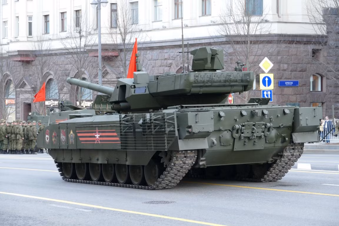 Nếu đặt trường hợp của xe tăng T-90 trong quá khứ, nhiều khả năng Nga sẽ xuất khẩu ngay lập tức loại xe tăng T-14 Armata hiện có cho bất cứ quốc gia nào. Sau đó mới tự nâng cấp, cải tiến một phiên bản mới, để dành cho quân đội nước này.