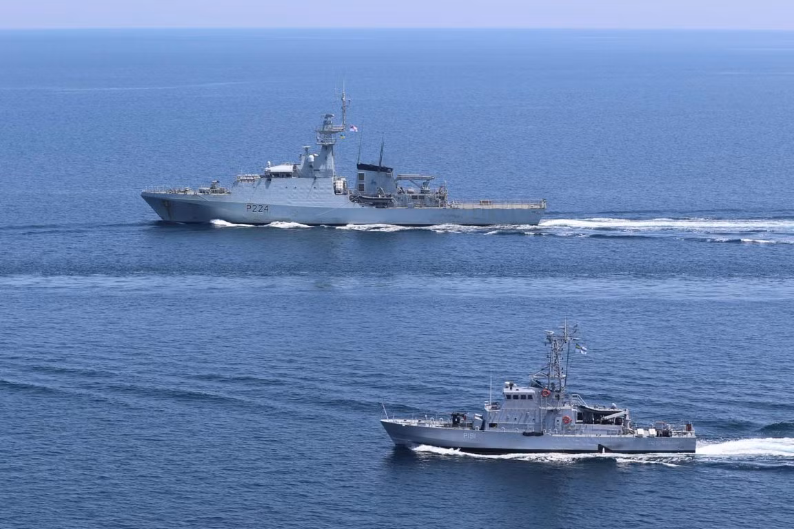 Trước đó, tàu khu trục HMS Defender của Hải quân Hoàng gia Anh đã bị các tàu chiến và máy bay chiến đấu của Nga tiếp cận. Nguồn tin từ phía Nga còn khẳng định máy bay của nước này đã nổ súng ngắn chặn tàu chiến Anh.