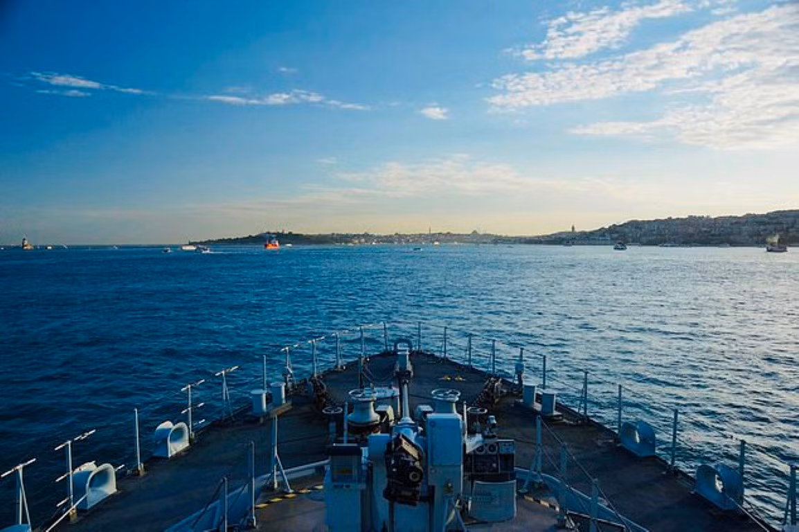 Mới đây nhất, London đã cử một tàu chiến cỡ nhỏ mang tên HMS Trent tới khu vực biển Đen, để hỗ trợ tàu khu trục của nước này - vốn đã bị máy bay và tàu chiến Nga tiếp cận một cách "không kiêng nể".