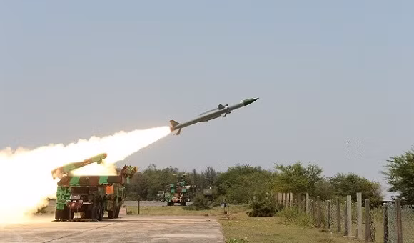 Việc chính phủ Ấn Độ đồng ý xuất khẩu hệ thống Akash được đưa ra sau khi lực lượng phòng thủ nước này hoàn thành triển khai số lượng lớn hệ thống phòng không phản ứng nhanh lên tuyến biên giới với Trung Quốc.