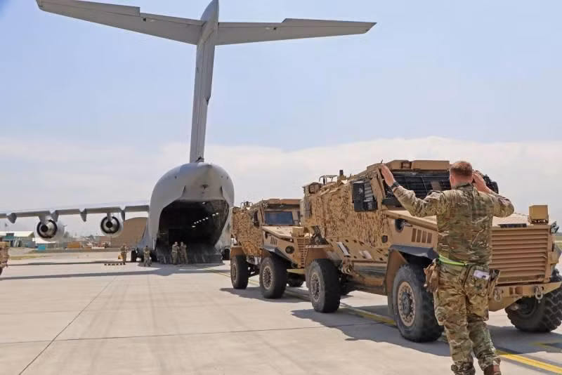 Ông Wallace nhấn mạnh, người Mỹ đã "bỏ quên" toàn bộ phi đội trực thăng Black Hawk và nhiều thiết bị quân sự khác, trong khi tài sản của Anh chỉ còn lại một vài chiếc máy bay ở quốc gia Tây Nam Á này, do chưa kịp sơ tán.