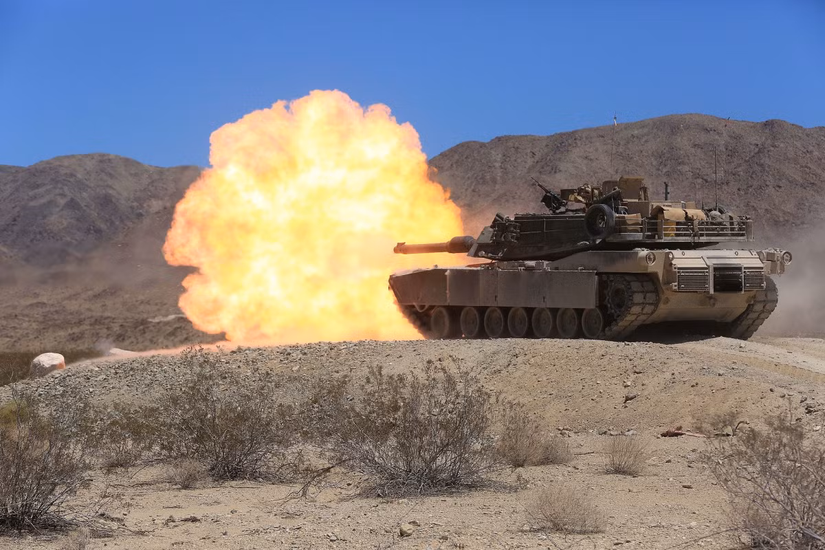 Một điểm yếu chí tử nữa mà Mỹ khó có thể khắc phục được với xe tăng M1 Abrams đó là nó ngốn xăng khủng khiếp, điều này sẽ tạo ra gánh nặng lớn cho lực lượng hậu cần.