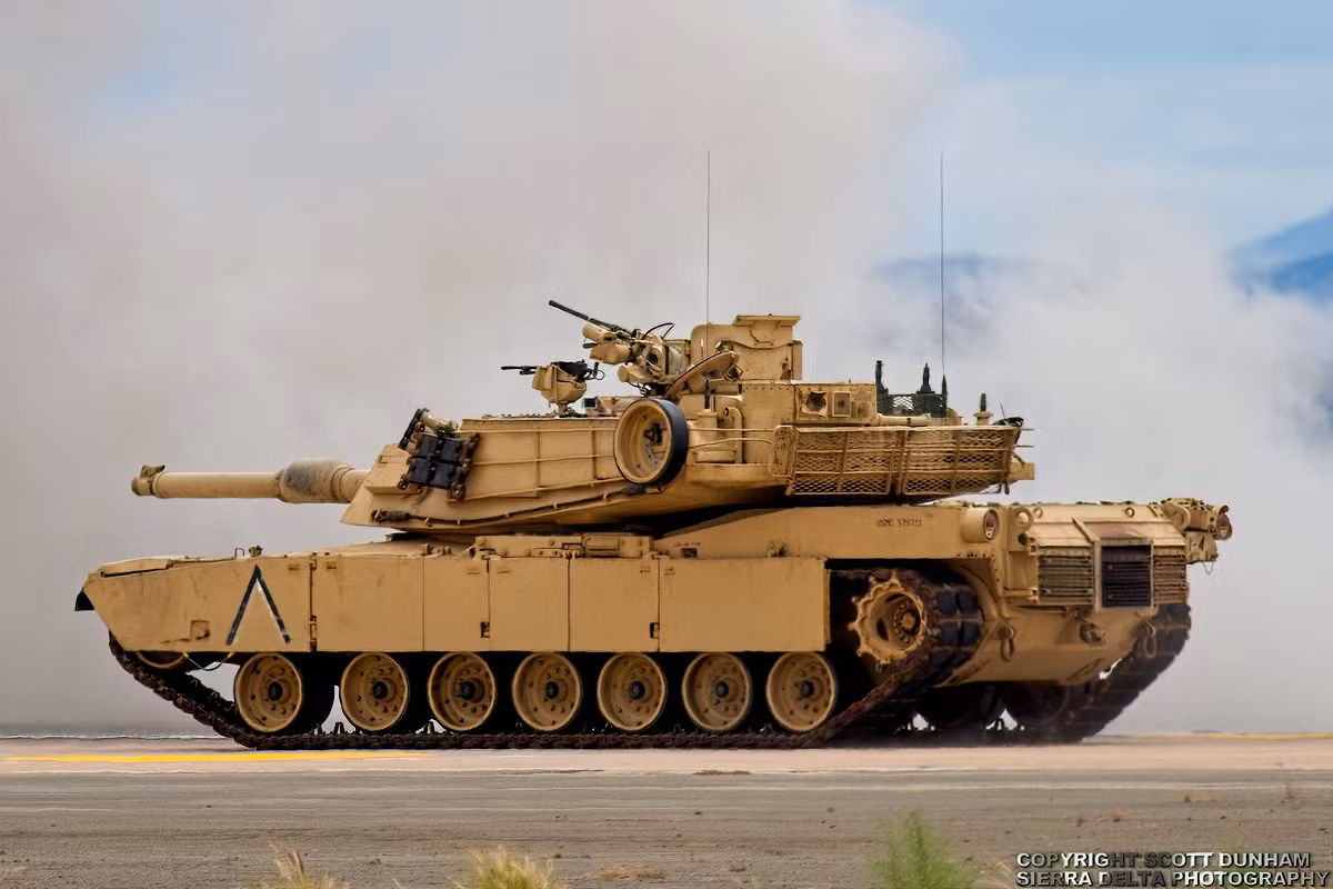 Cụ thể, xe tăng M1 Abrams của Mỹ có thùng nhiên liệu với sức chứa lên tới hơn 500 Gallon - tương đương với khoảng 1900 lít.
