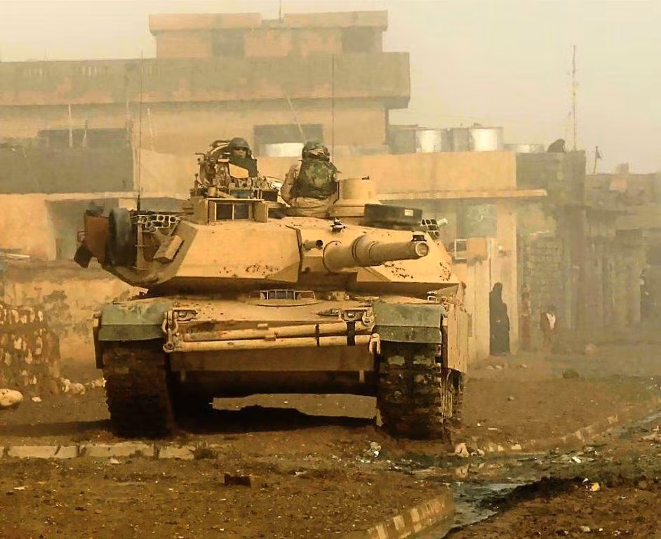 Đầu tiên phải nhắc tới trọng lượng của xe, xe tăng chủ lực M1 Abrams có trọng lượng cực kỳ lớn, từ 60 cho tới 73 tấn tùy phiên bản.