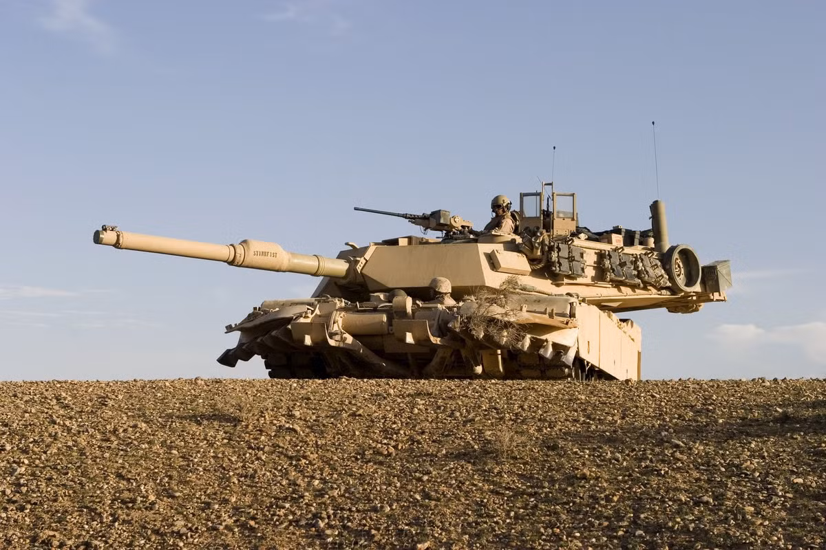Tuy nhiên, sẽ là không hề nói quá khi ví M1 Abrams ngốn xăng như "trâu uống nước" với việc đốt hết gần 2 Gallon nhiên liệu cho mỗi 1 dặm di chuyển - tương đương với 7,5 lít nhiên liệu cho 1,6 km.