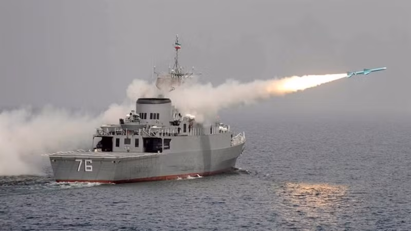 Theo Defense News của Mỹ, Iran đặc biệt quan tâm tới bảo vệ dải bờ biển dài của mình, trong đó có vị trí chiến lược của khu vực bờ biển Makran, đặc biệt quan trọng là trung tâm hóa dầu thứ 3 ở Chabahar và khu vực mậu dịch tự do trên dải bờ biển này.
