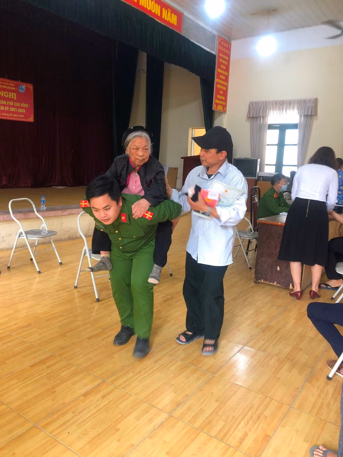 Đại diện công an quận Bắc Từ Liêm cho biết các biện pháp tuyên truyền được thực hiện trước và trong suốt thời gian diễn ra cấp CCCD lưu động tại các phường, mỗi ngày hai buổi: buổi sáng từ 7 giờ 30 đến 8 giờ 30, chiều từ 17 giờ 30 đến 18 giờ 30.