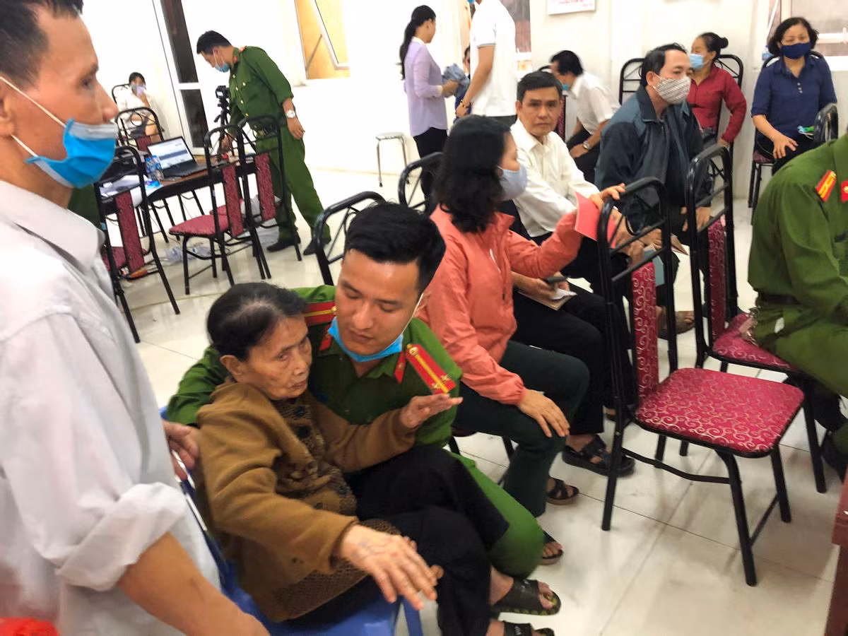 Chúng tôi đã ghi lại những hình ảnh đẹp về người chiến sĩ Công an, khi giúp đỡ những người dân, người già, người tàn tật đến làm căn cước công dân.