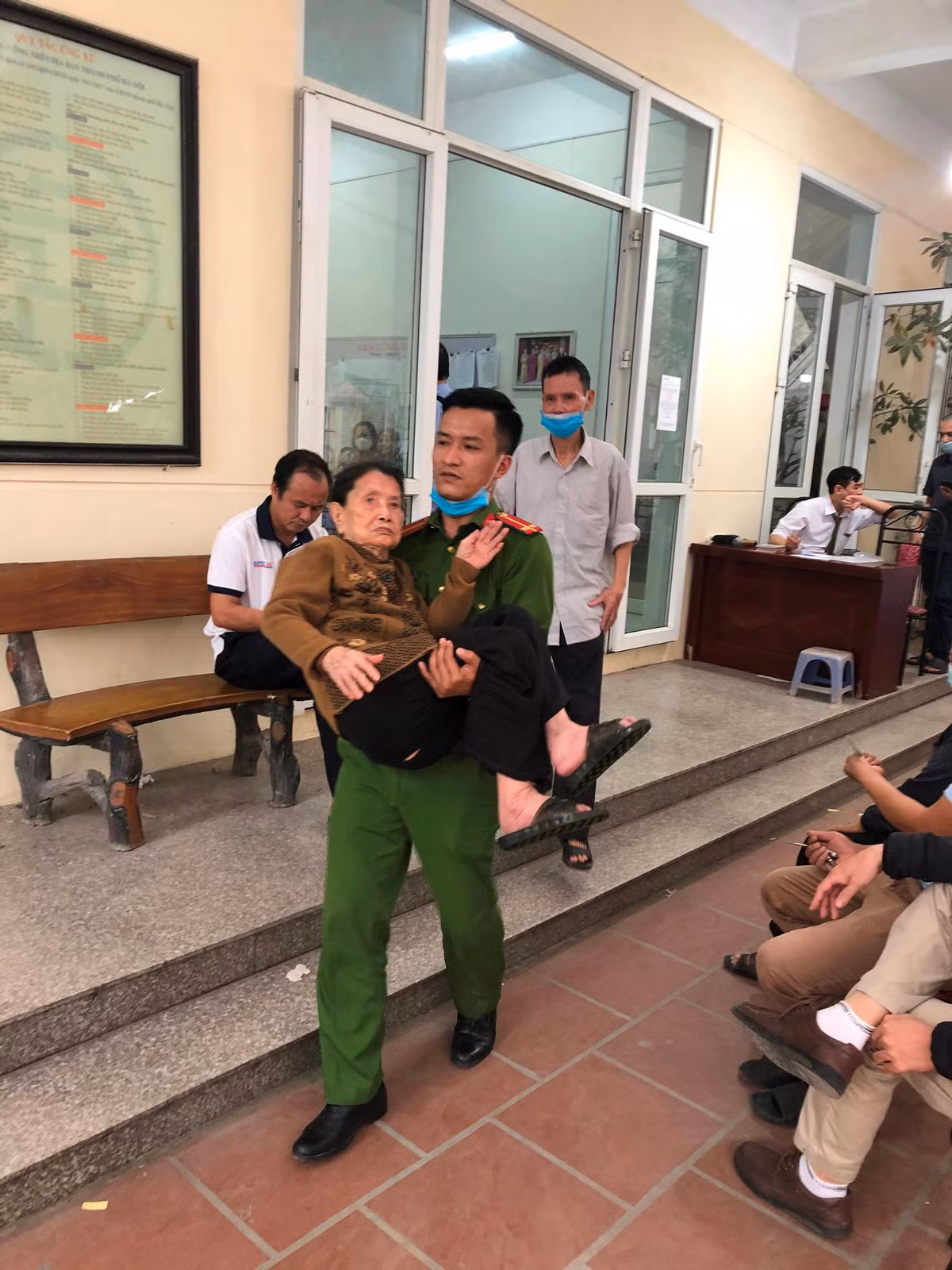 Tại địa điểm lưu động, đội hình hỗ trợ bố trí tối đa dây máy phục vụ người dân. Đoàn thanh niên Công an quận tăng cường thêm hơn 50 cán bộ chiến sĩ tham gia. Phía đoàn thanh niên quận bố trí hai đoàn viên theo mỗi dây máy nhằm hỗ trợ lực lượng chia làm 4 ca trực kéo dài từ 7 giờ 30 đến 22 giờ mỗi ngày.