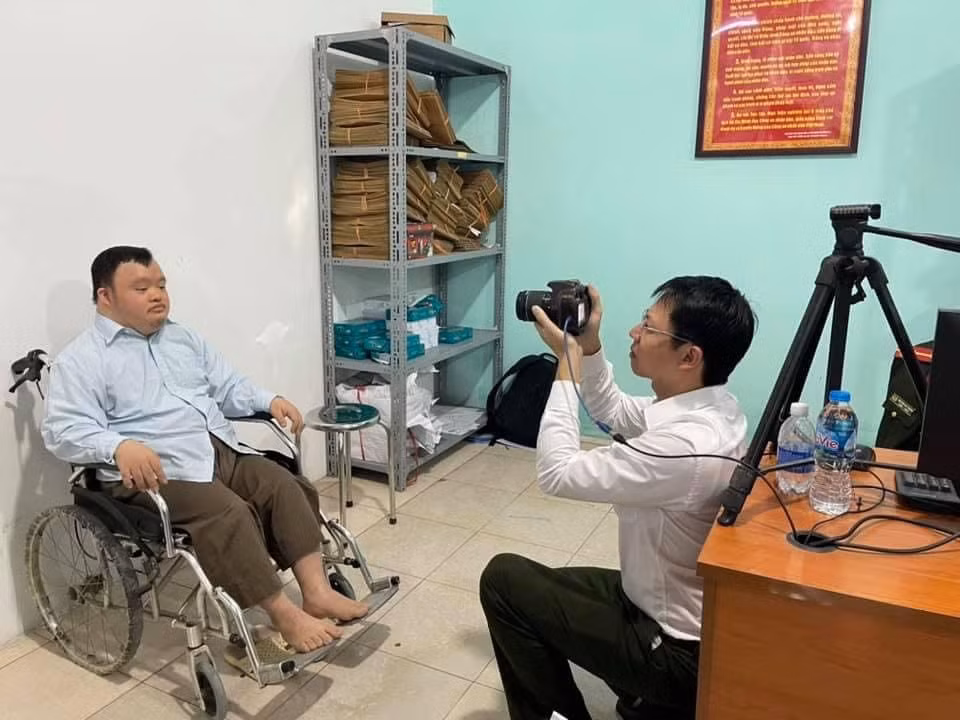 Các đoàn viên, thanh niên Công an quận Bắc Từ Liêm và các Công an phường trên địa bàn quận tận tình hướng dẫn, giúp đỡ người dân khi đến làm CCCD.