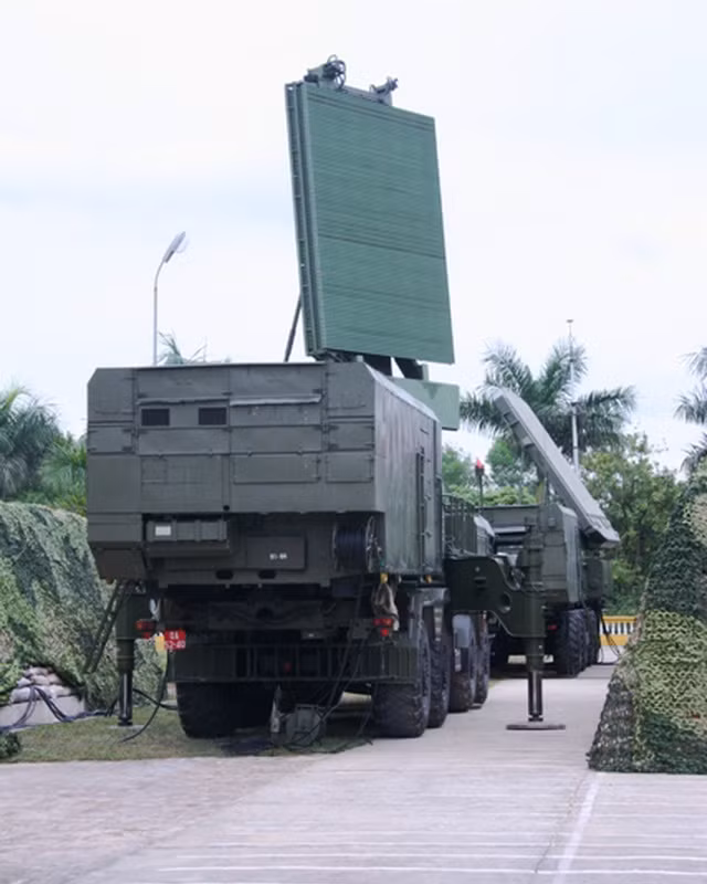 Được thiết kế để bảo vệ các mục tiêu quan trọng khỏi việc bị tấn công bằng đường không, tổ hợp phòng không S-300PMU1 có khả năng tiêu diệt máy bay với tầm bắn 150 km, tên lửa hành trình ở tầm bắn 38 km, tên lửa đạn đạo ở tầm bắn 40 km và các mục tiêu bay khác với tốc độ dưới 2800 mét/giây. Nguồn ảnh: TL.