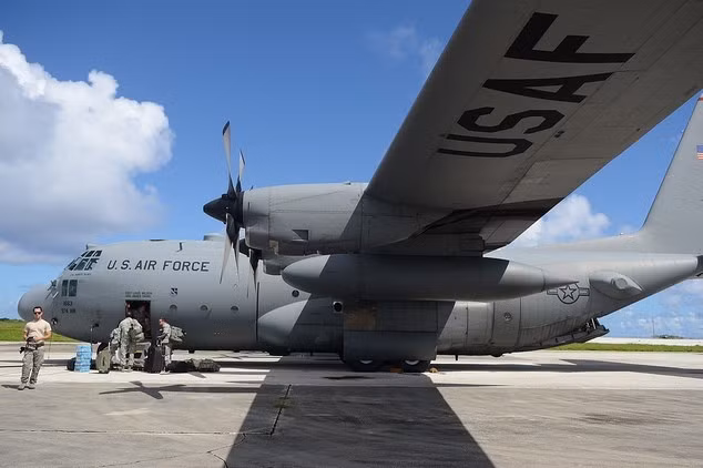 Với việc sử dụng động cơ cánh quạt, C-130 được cho là có khả năng vận tải tốt nhưng chi phí vận hành không quá cao, thích hợp với cả những lực lượng không quân quy mô trung bình. Việt Nam cũng từng vận hành một dàn các vận tải cơ loại này, trước khi phải loại biên do không có phụ tùng thay thế. Nguồn ảnh: Pinterest.