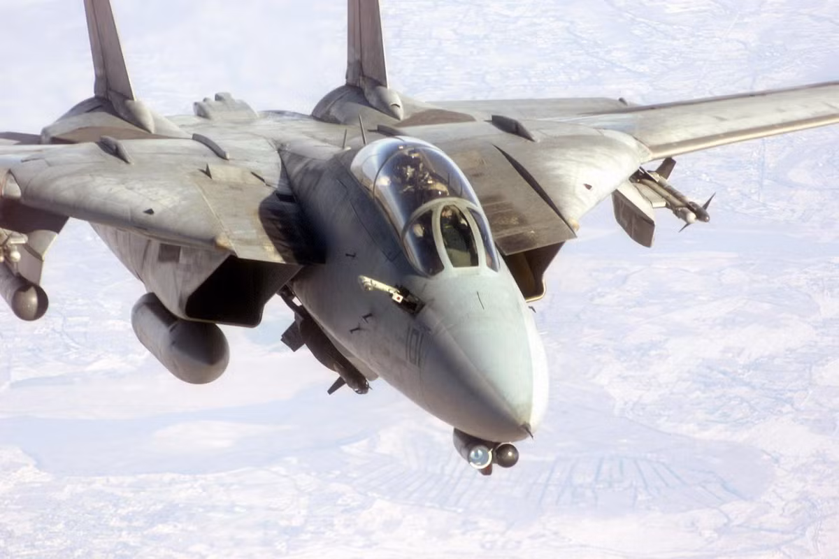 F-14 phiên bản A và B được trang bị radar xung Doppler AWG-9. Đây là loại radar được đánh giá là ít năng lực. Sau đó Mỹ đã phát triển radar APG-71 với năng lực vượt trội để trang bị cho dòng tiêm kích hạm chủ lực này.