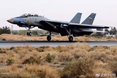 F-14 Tomcat có sải cánh rộng đến 19 m, do đó phi công phải giữ thăng bằng tốt khi hạ cánh.