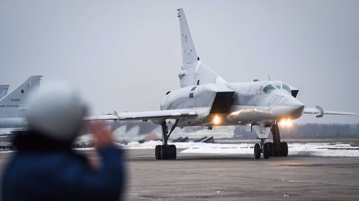 Điều này đồng nghĩa với việc Tu-22M3M - phiên bản mới nhất của dòng máy bay này - sẽ có kahr năng triển khai tên lửa Kh-32, Kh-22, tên lửa cận âm Kh-SD, tên lửa siêu thanh Kh-MT hoặc thậm chí là tên lửa Kh-47M2 Kinzhal.