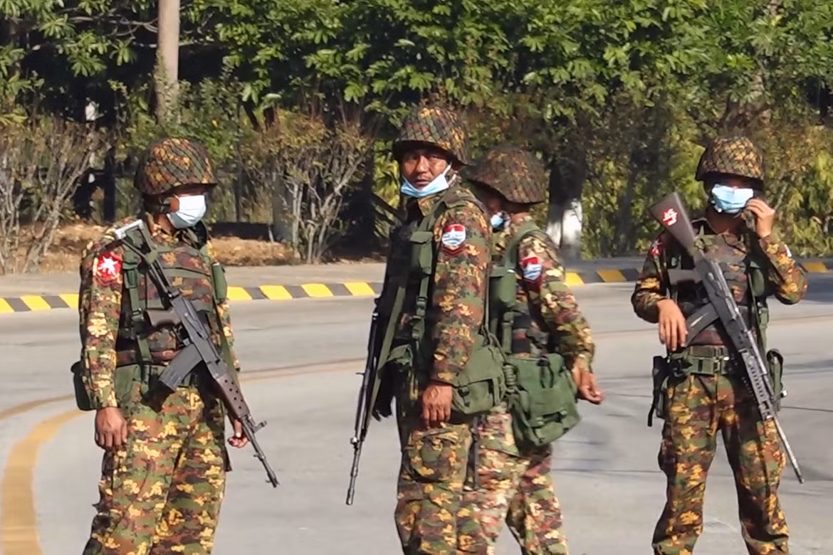  Quân đội Myanmar vừa tiến hành cuộc đảo chính là một lực lượng chính quy, tinh nhuệ và đặc biệt, lực lượng này có khả năng tự sản xuất vũ khí cực kỳ đáng nể.