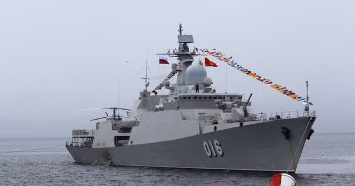 Theo đó, các chiến sĩ lên bờ làm nhiệm vụ đều sẽ được xét nghiệm nhanh COVID-19 trước khi được quay trở lại tàu, ngoài ra, trên tàu cũng bố trí khu cách ly riêng đối với những người có nguy cơ cao.