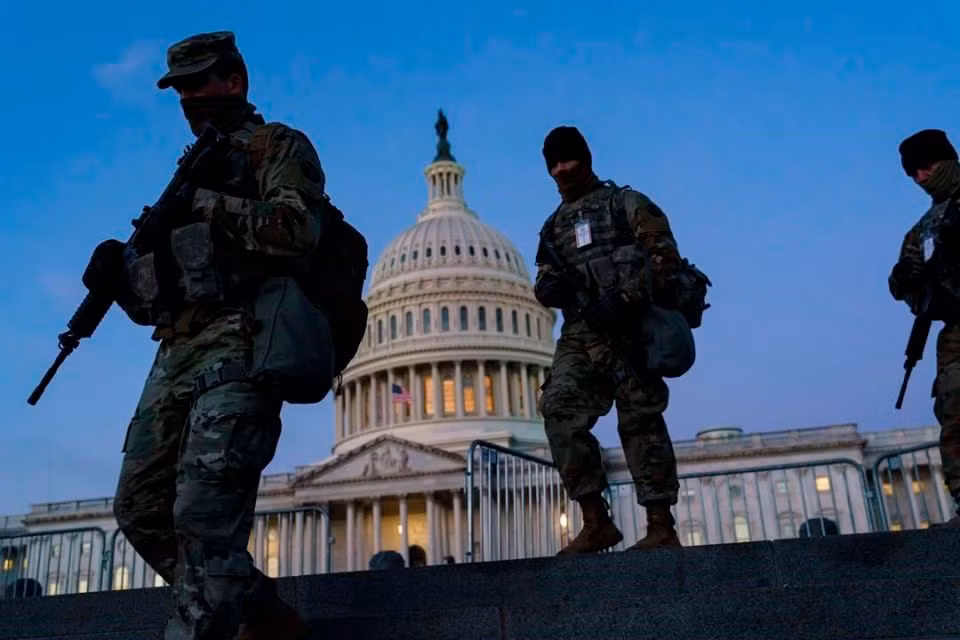 FBI đã cảnh báo nguy cơ các thành viên của nhóm dân quân cực hữu cải trang thành Vệ binh Quốc gia để lẻn vào bên trong để gây bạo loạn. Cơ quan này đã sàng lọc lý lịch 25.000 Vệ binh Quốc gia làm nhiệm vụ tại lễ nhậm chức nhằm loại bỏ nguy cơ nội gián. Ảnh: AP.