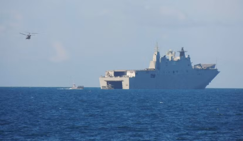 Các chuyên gia quân sự dự đoán HMAS Canberra có thể được cấu hình thành tàu sân bay hạng nhẹ trong tương lai, bằng việc đặt mua tiêm kích tàng hình F-35B, tương tự như cách Nhật Bản đã làm với tàu đổ bộ JS Izumo.