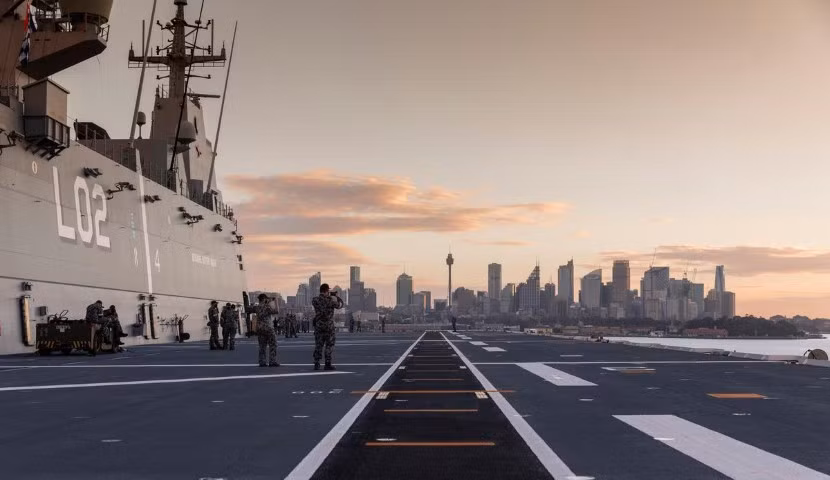 Trong số các chiến hạm được Australia điều tới Biển Đông phải kể đến soái hạm HMAS Canberra. Đây cũng là một trong hai tàu chiến lớn nhất và uy lực nhất của nước này.