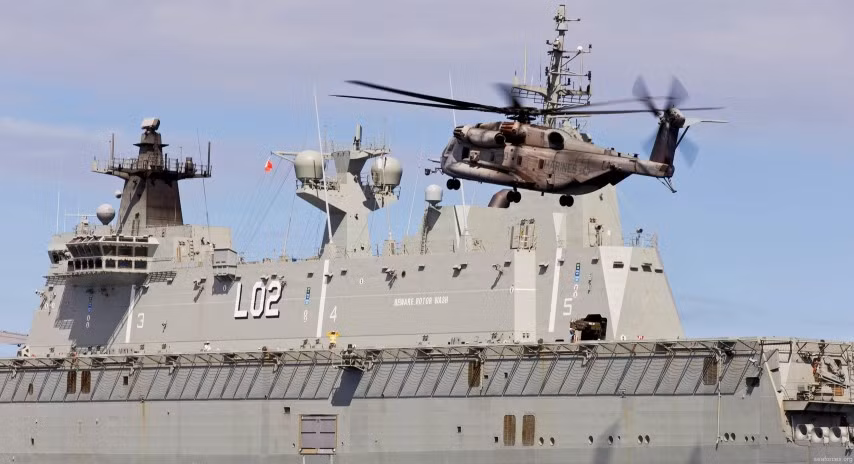 Nhà chứa máy bay bên trong tàu HMAS Canberra khá rộng, có thể mang theo tối đa 18 trực thăng.