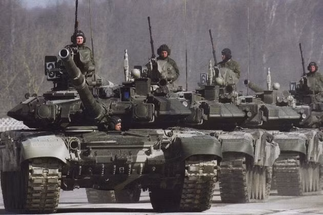 Trong diễn biến khác, sau khi chuyển một lượng vũ khí khổng lồ tới miền Nam khiến NATO vô cùng lo ngại, quân đội Nga đã bắt đầu tiến hành cuộc tập trận quy mô lớn gần biên giới với Ukraine với nhiều thiết bị quân sự hiện đại.