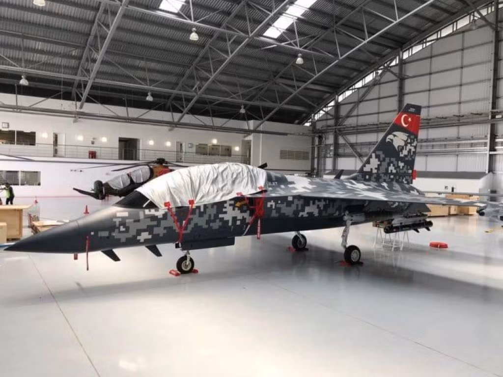 "Máy bay chiến đấu J-15 của Trung Quốc và Su-33 của Nga chưa bao giờ có thể cất cánh qua mũi tàu sân bay của họ với đầy bình nhiên liệu và nhiều hơn một vài tên lửa hạng nhẹ. Hürjet có khả năng phải đối mặt với điều tương tự hoặc nghiêm trọng hơn", các nhà phân tích kết luận.