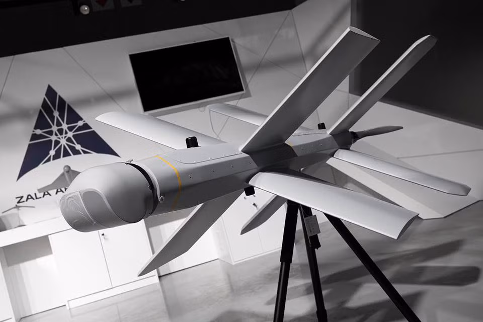 UAV tấn công cảm tử Lancet có hai phiên bản, đầu tiên là Lancet-1 trọng lượng 5 kg mang theo 1 kg trọng tải và tấn công mục tiêu trong bán kính 40 km.