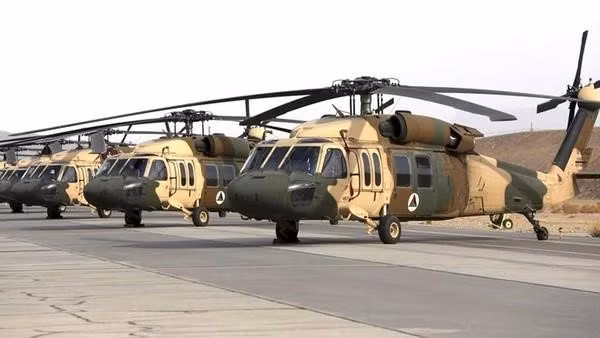 UH-60 Black Hawk (Diều Hâu Đen) là máy bay trực thăng vận tải đa dụng hạng nhẹ do Sikorsky Aircraft chế tạo, nó sử dụng cấu hình rotor với cánh quạt 4 lá đi kèm 2 động cơ phản lực để vận hành cánh quạt.